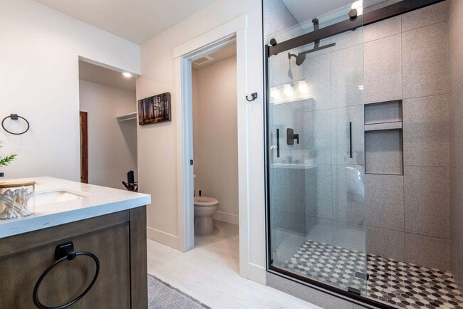 Building Photo - 690 Stone Peak Lp