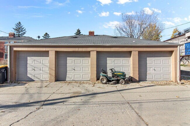 Building Photo - 2320 S 92nd St