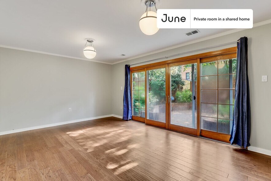 Building Photo - Room in Shared 7 bed/4 bath home