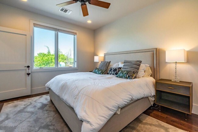 Building Photo - 206 E Live Oak St