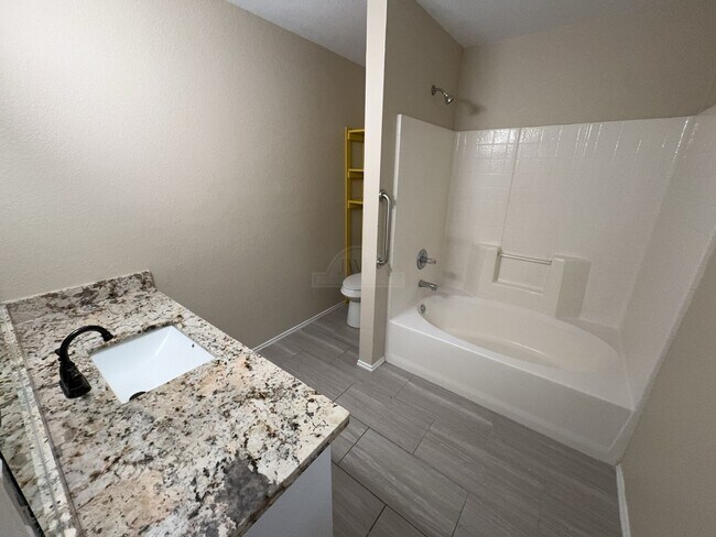 Building Photo - 2611 Littlewood Dr
