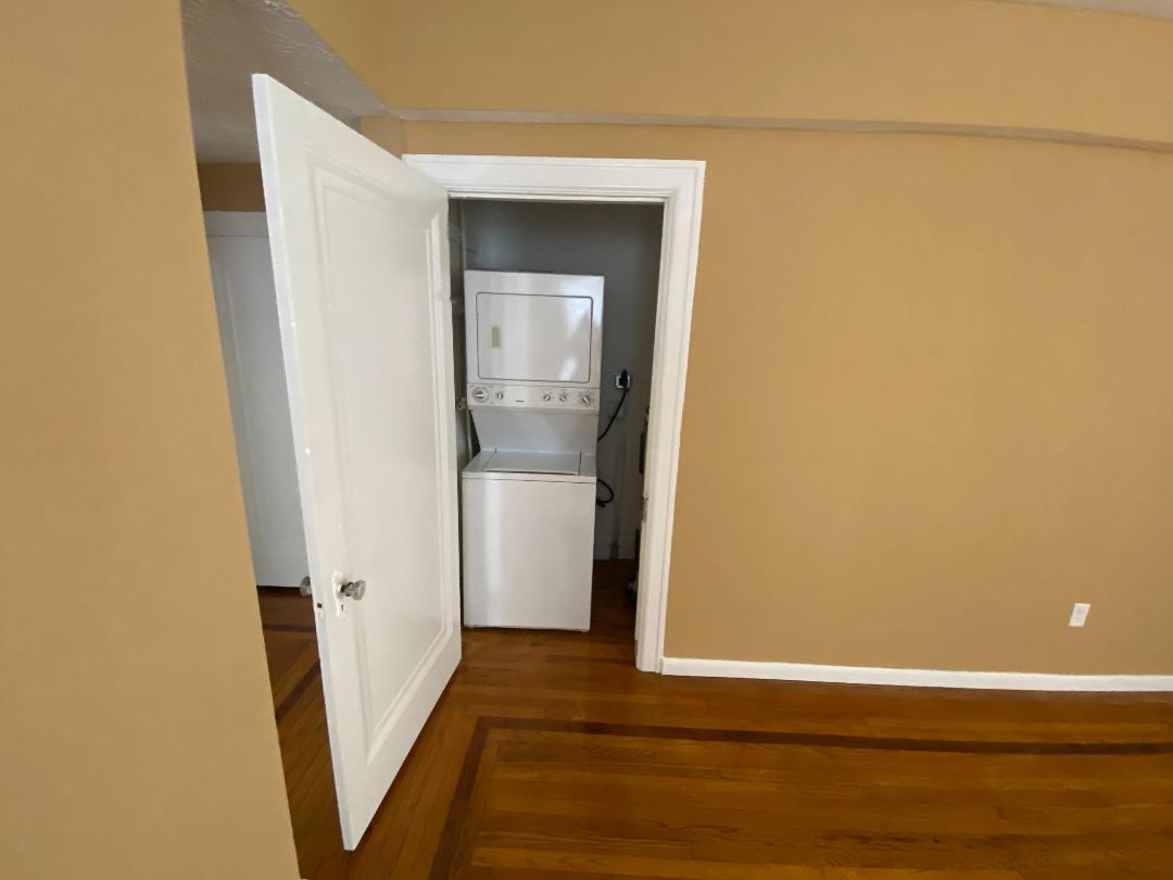 Washer dryer - 2737 Riverside Ave