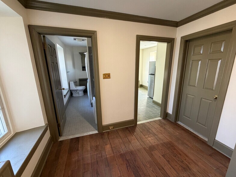 Building Photo - 28 W Main St