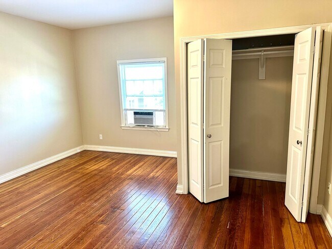 Building Photo - Renovated Germantown House in Great Location