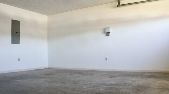 Building Photo - 3304 Chariot Ct