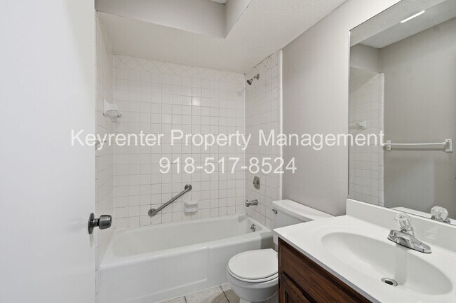 Building Photo - 6506/6508 E 90th St Duplex