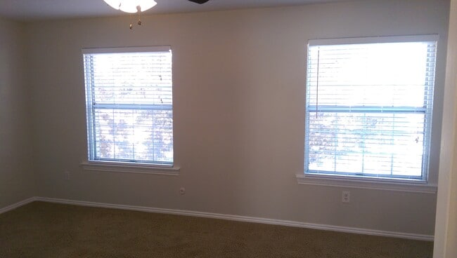 Building Photo - Great Town Home in Fantastic Location