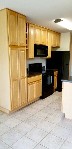 Building Photo - 6020 Oakwood Dr