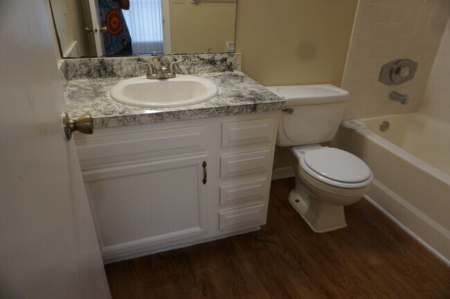 Building Photo - Westside 2/2 Townhome
