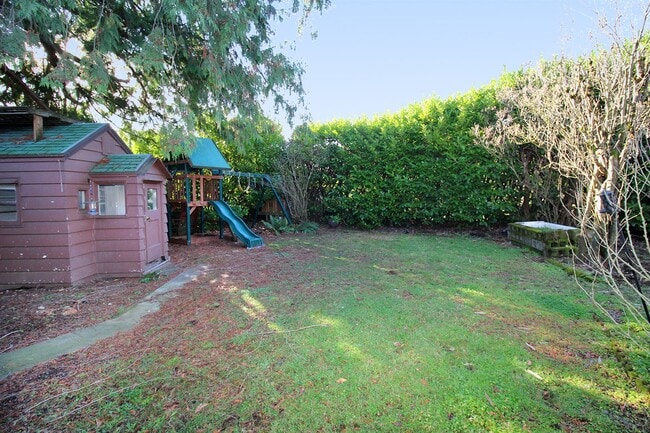 Building Photo - 1005 NE 58th Ave