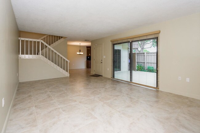 Building Photo - 818 8th Ct