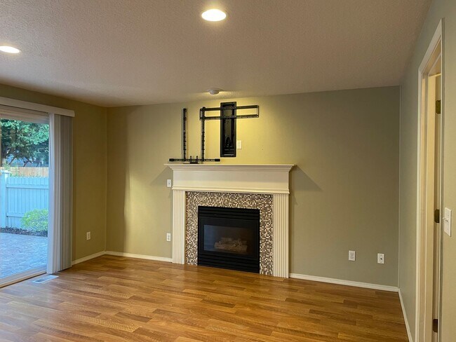 Building Photo - Adorable 4 Bedroom 2.5 Bath Home in Fisher's Landing! Fully Fenced Backyard! Mountain View High S...