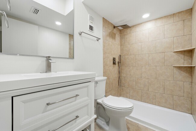 Building Photo - 615 Bayshore Dr