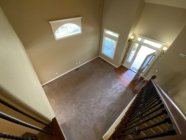 Building Photo - Lawn Care included!  4 bed 2.5 bath Neighb...