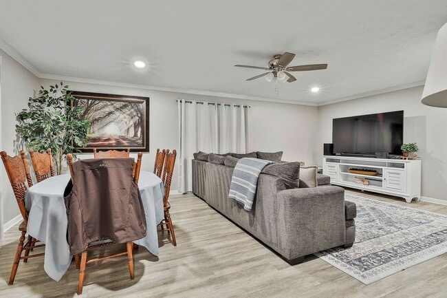 Building Photo - Renovated Peachtree City Ranch Close to Ev...