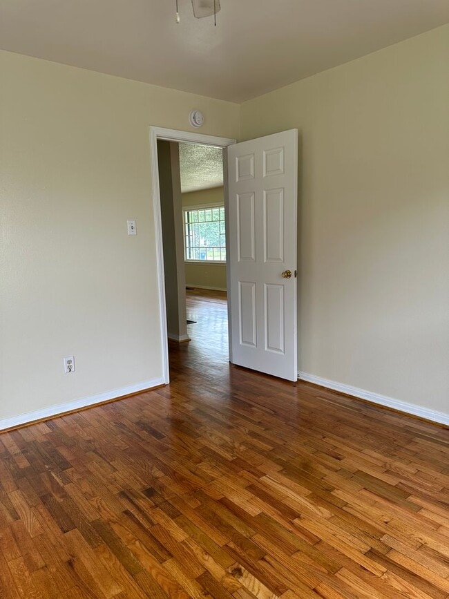 Building Photo - 3 Bedroom 2 bathroom home central air and ...