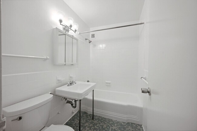 Building Photo - Walk to Georgetown! One Month Concession! Professionally Managed & Recently Renovated // 1 Bedroo...