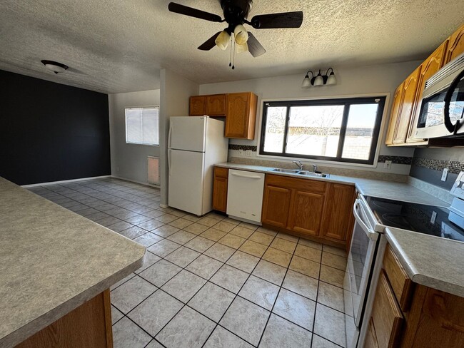 Building Photo - 3 Bed 2 bath in Northeast ABQ- $100/month ...