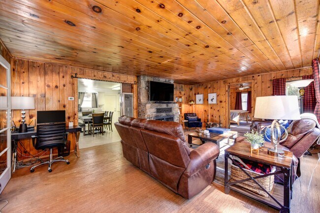 Building Photo - Adorable Home Available June 26th!