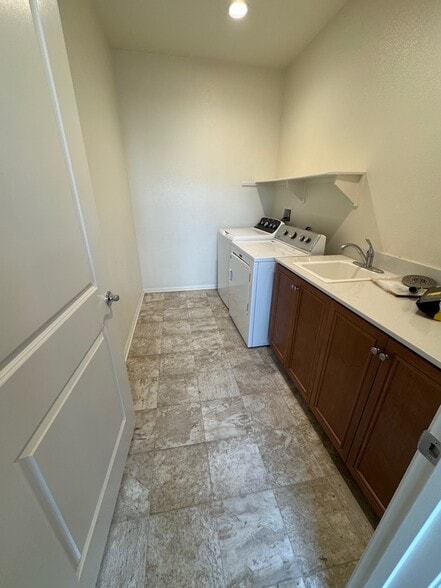 Building Photo - 523 Pioneer St