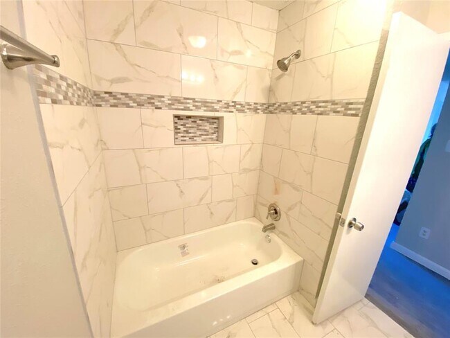 Building Photo - 6620 Westwick Dr
