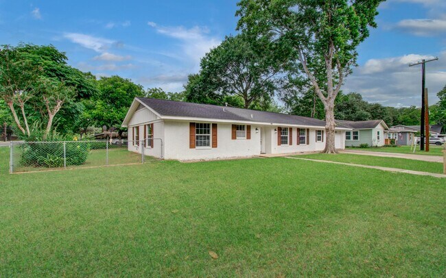 Building Photo - 1722 Front St