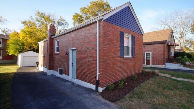 Building Photo - Furnished 3 Bed 1 Bath with Fenced Backyard