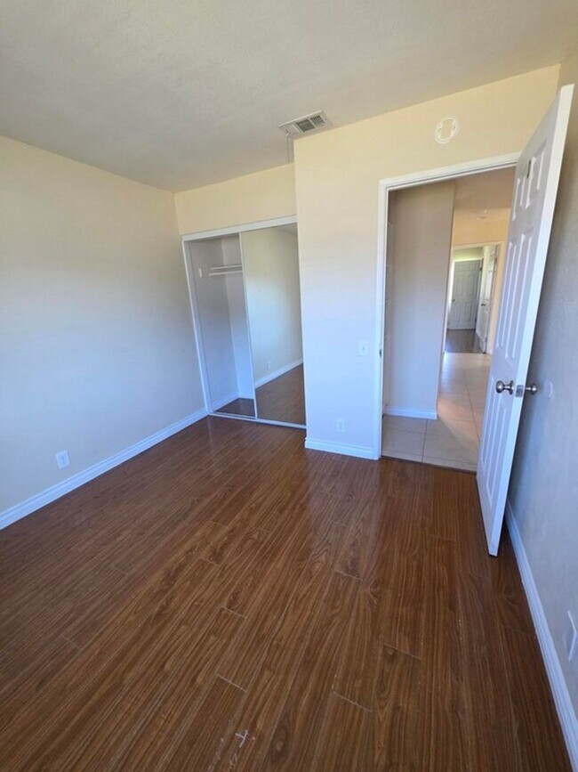 Building Photo - Close to Cal State