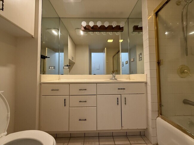 Building Photo - Bright & Breezy 1-Bedroom Condo in Moiliil...