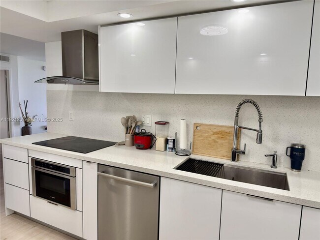 Building Photo - 3140 S Ocean Dr