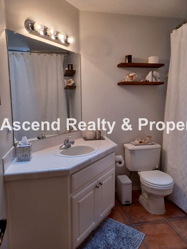 Building Photo - Woodhaven Sherwood Magical One Level Home Available January 1 Small Pet w/Pet Rent