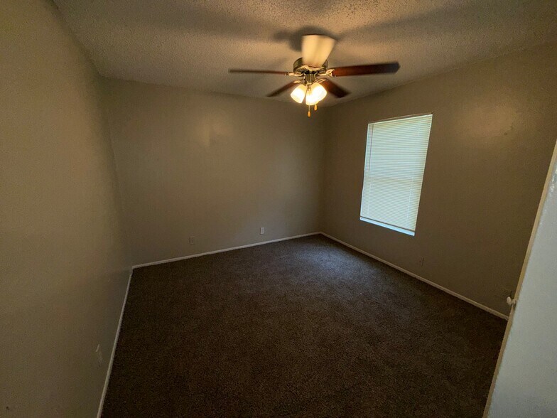 Building Photo - 3435 Gateway Dr