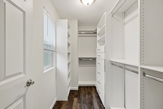 Building Photo - For Lease $2950/Month: Beautifully updated 2/Bdrm Townhome with large Bonus Room