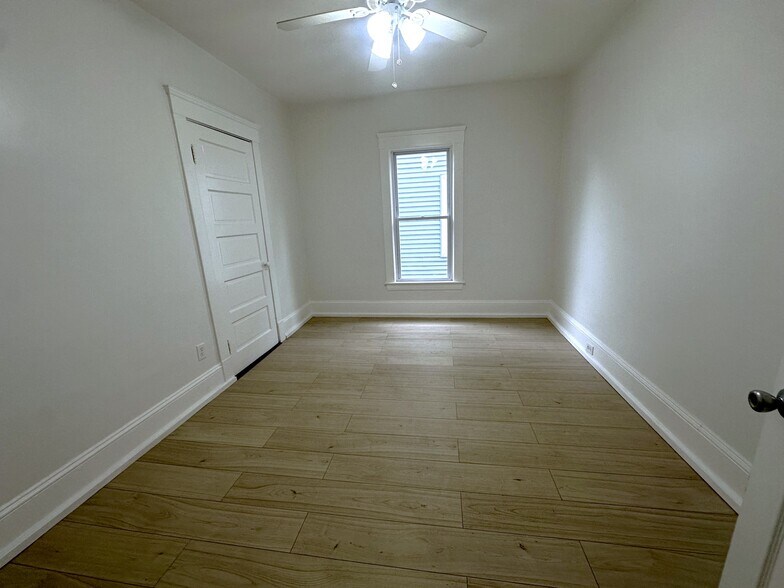 Building Photo - 7917 Linwood Ave