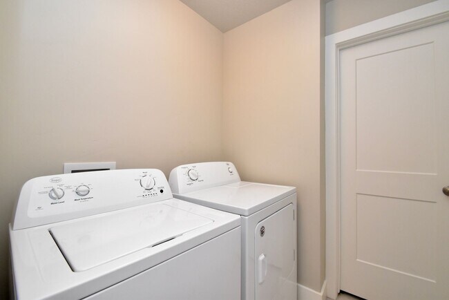 Building Photo - 3 Bedroom 2.5 Bath Townhome in West Haven!!