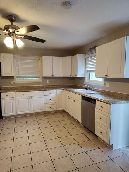 Building Photo - 3821 Rex Cir