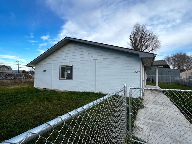 Building Photo - 2005 Ledwich Ave