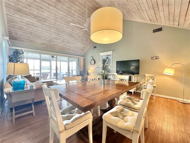 Building Photo - 1096 Villa Ln