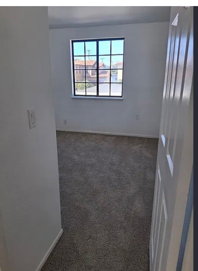 Building Photo - 366 E 15th St