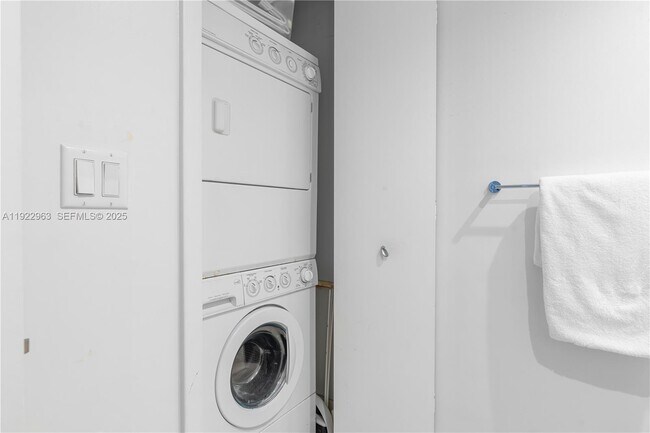 Building Photo - 17121 Collins Ave