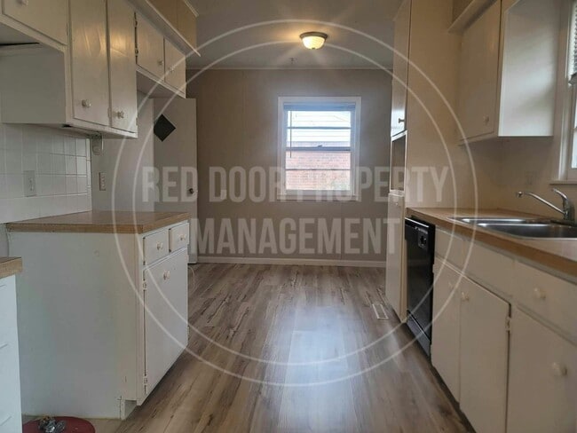 Building Photo - 1502 E Jump St