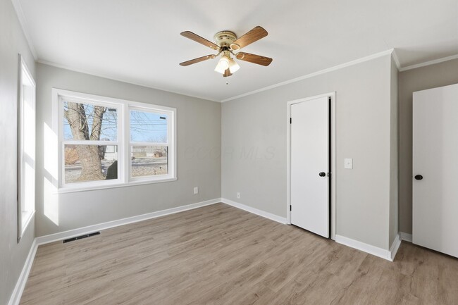 Building Photo - 566 E 10th St