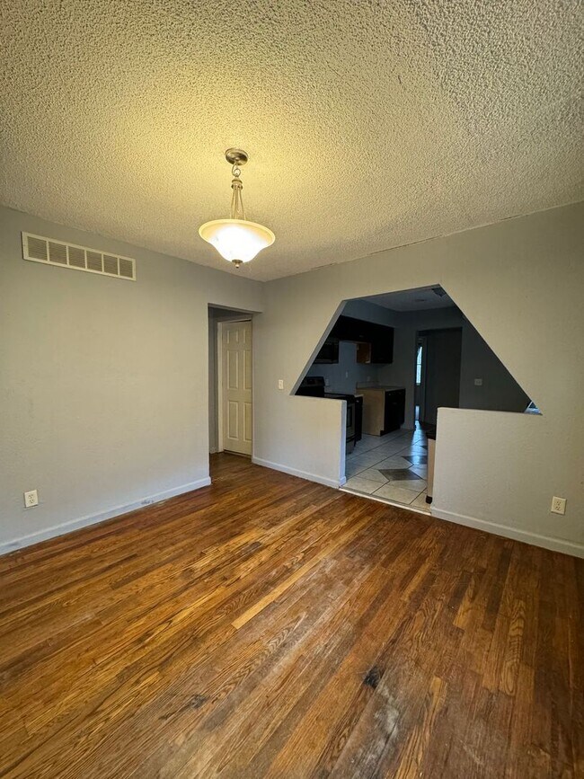 Building Photo - Coming Soon: 3 Bedroom Home Near Zoo & Parks!