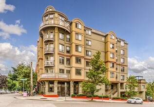 Building Photo - Uptown 2 bedroom 1 bath with garage parkin...