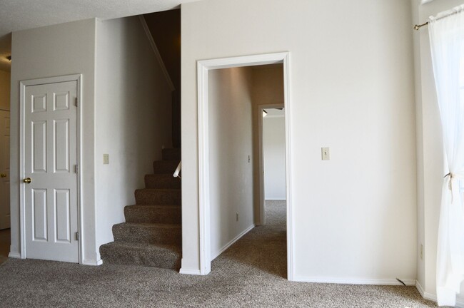 Building Photo - Spacious 3 Bedroom Condo!