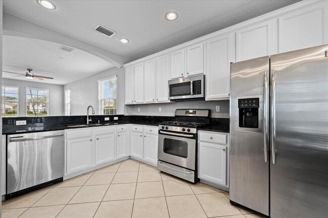 Building Photo - 647 Castle Dr