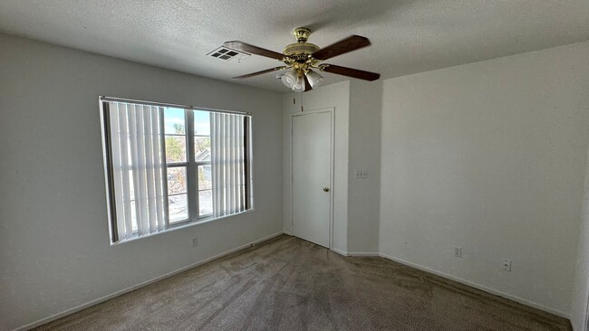 Building Photo - Gated 3 bedroom short term rental