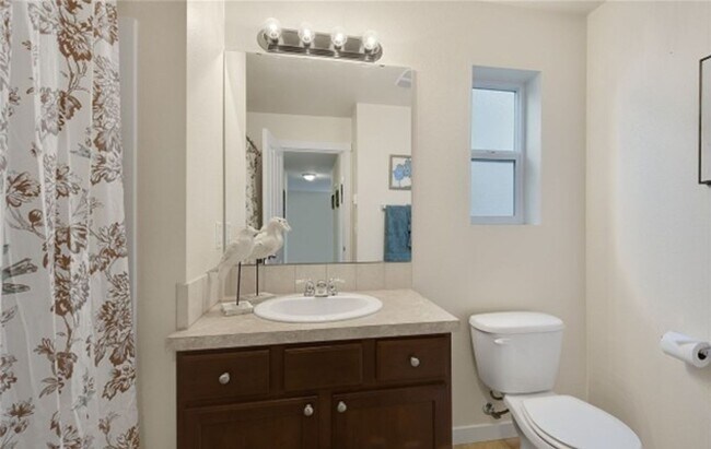 Building Photo - North facing 4-bedroom 2.5 bath house in B...