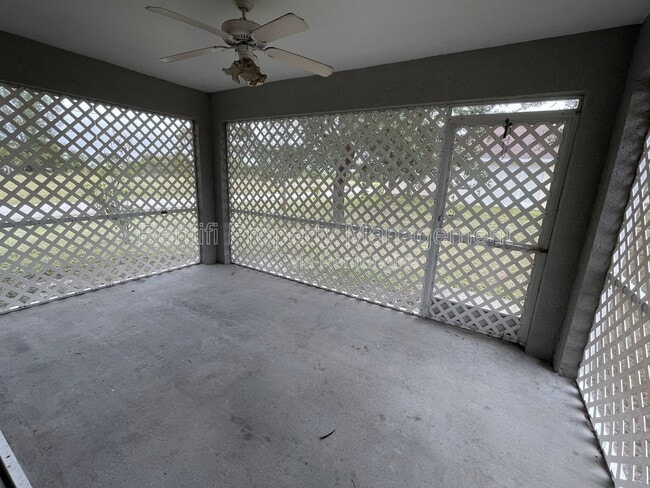 Building Photo - 1429 NE 5th Ave