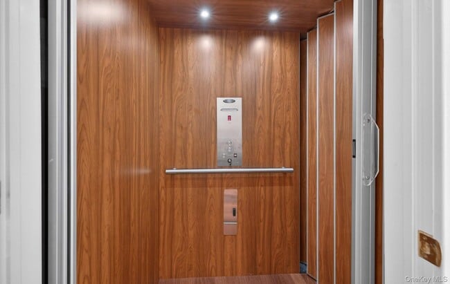 Building Photo - 702 Equestrian Way